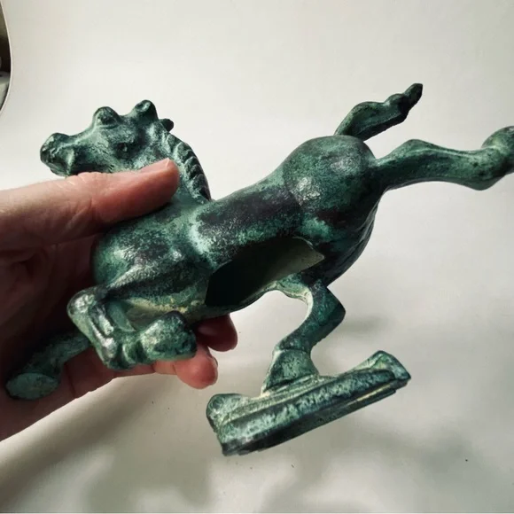5 1/2" Vintage Reproduction of the Flying Horse of Gansu Statue Green Patina - Picture 9 of 16
